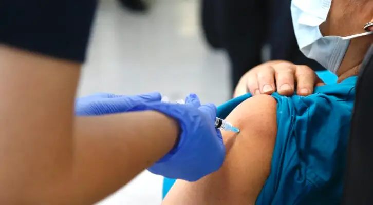 Estudio clínico de Sinovac en Chile determinó que 90% de los vacunados generó anticuerpos contra el virus después de la segunda dosis