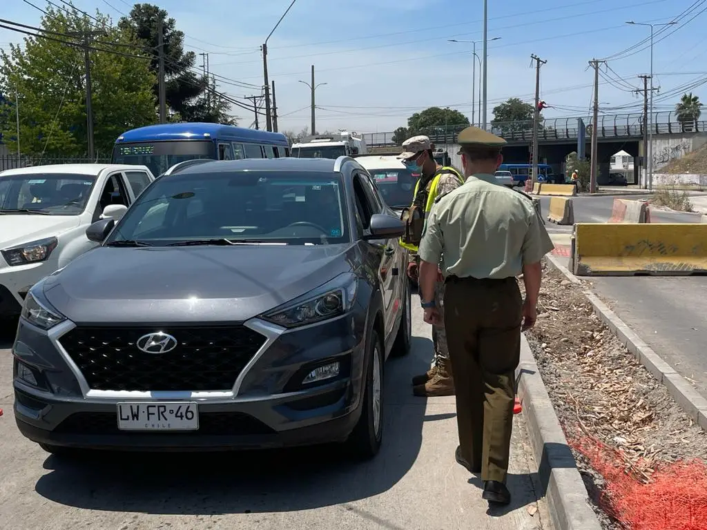 Carabineros de Curicó cursó 42 infracciones en primer día de restricción vehicular