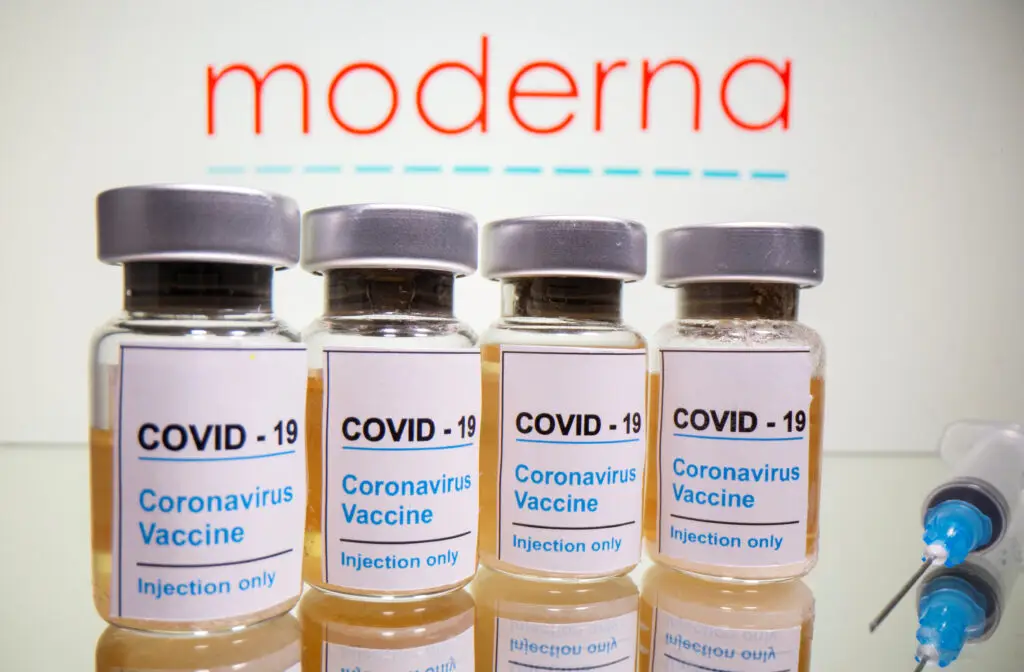 Detienen a trabajador de la salud por destruir más de 500 dosis de vacuna contra el COVID-19
