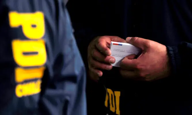 Desconocidos hurtaron maletín con $6 millones en estacionamiento de casa comercial de Curicó