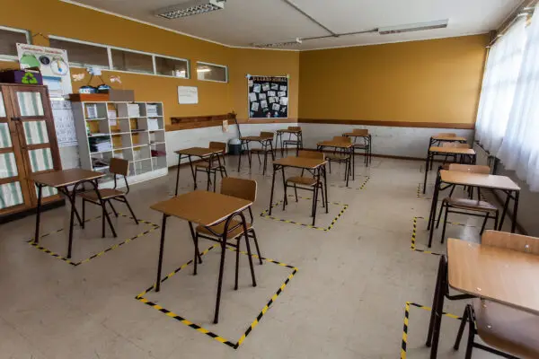 Alcaldes proponen retorno a las salas de clases el 15 de abril