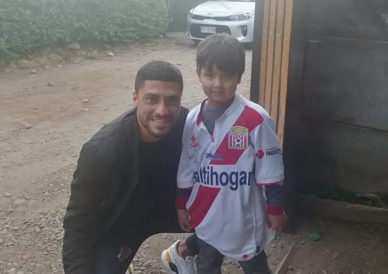Fernando Godoy regaló su camiseta a niño que lloró su partida de Curicó Unido