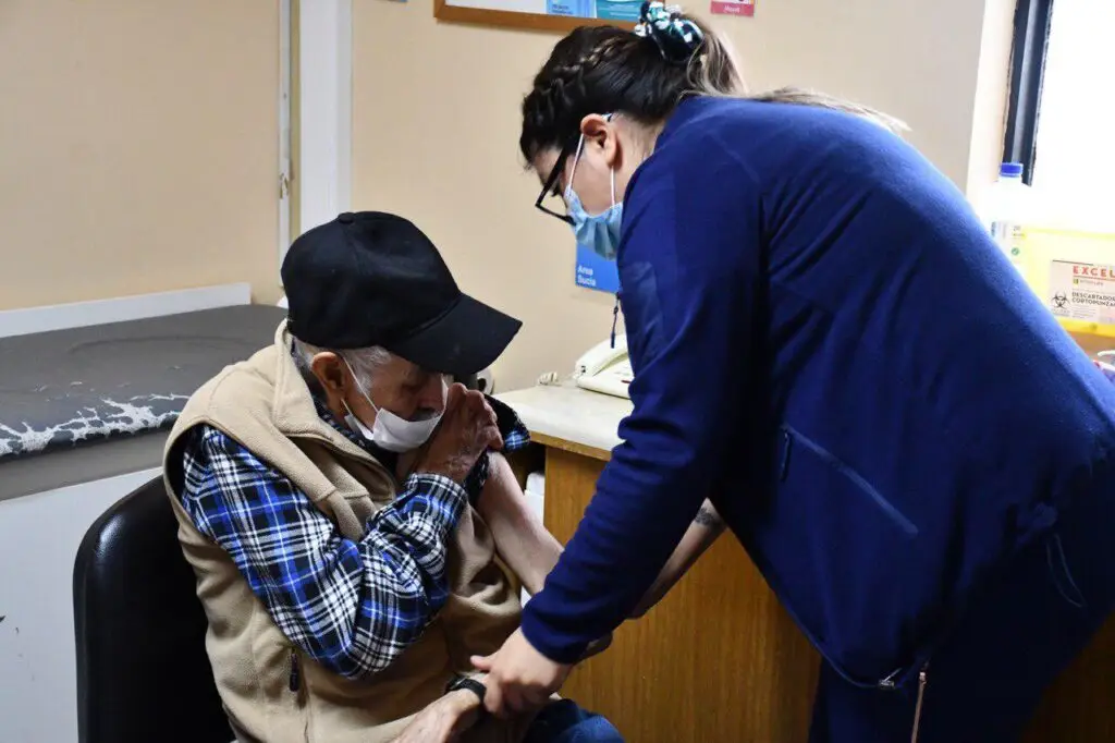 Departamento de Salud de Rauco continúa vacunación contra el Covid-19