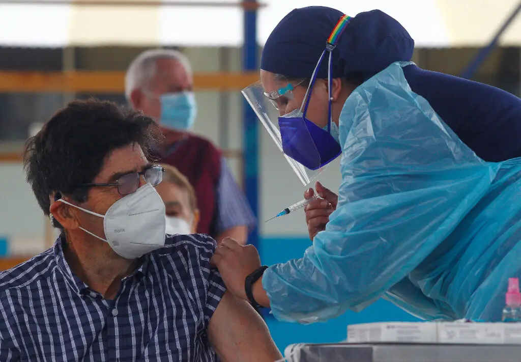 Experto advierte que meta de vacunar al 80% de la población se lograría en septiembre y no en junio