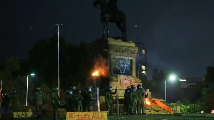 Incendio a monumento de general Baquedano: Ejército califica de "cobardes desadaptados" a quienes fueron partícipes