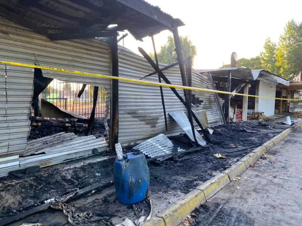Incendio en feria de Molina consumió dos locales y el resto quedó con daños