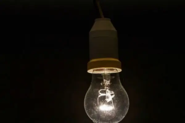 Colisión en el centro de Curicó deja a 700 clientes sin luz y causa daños a semáforo