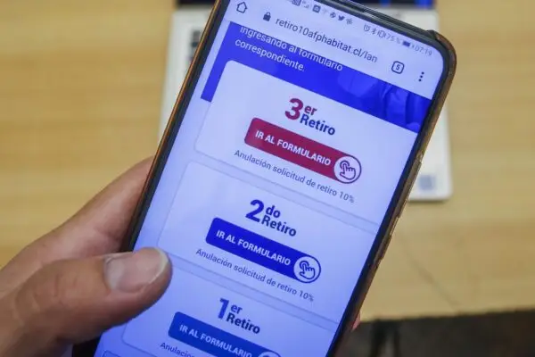 Más de tres millones de personas solicitaron el tercer retiro durante la primera jornada