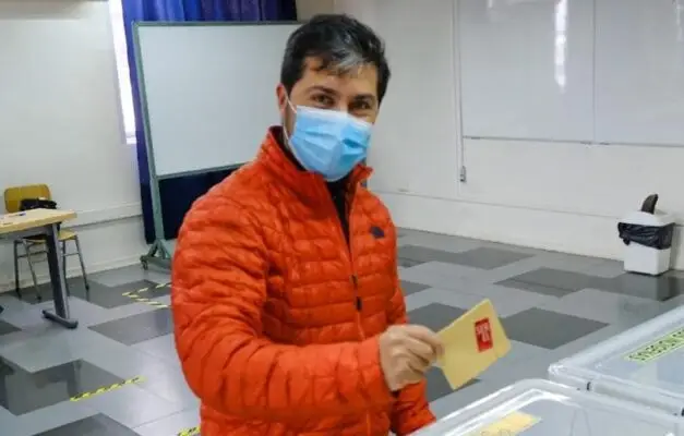 Diputado Hugo Rey apoyó aprobación del voto obligatorio en la Cámara Baja y apuntó a baja asistencia en las últimas elecciones
