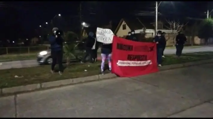 Manifestantes realizaron funa a ex carabinero de Curicó imputado por agresión a Fabiola Campillai