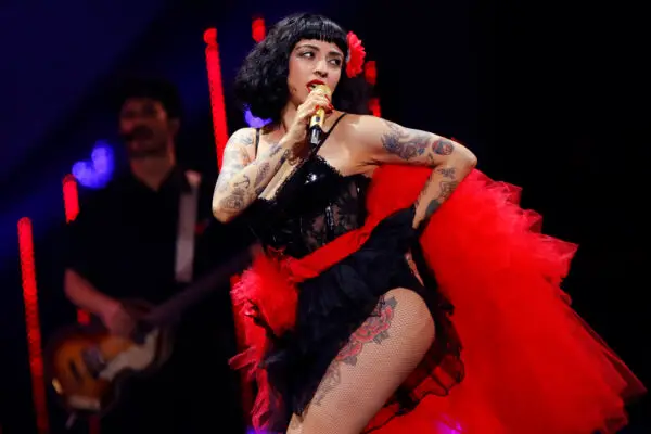 Mon Laferte participará en disco tributo a Metallica junto a Miley Cyrus y otros artistas