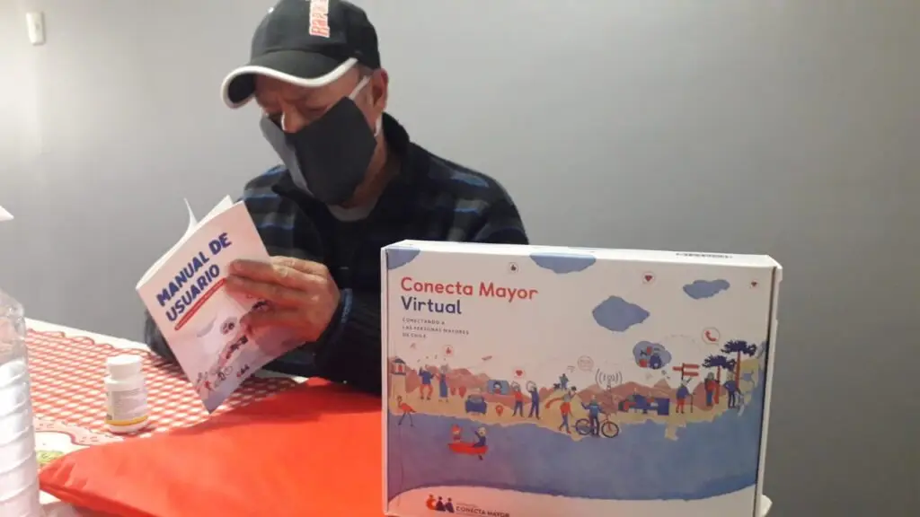 Oficina del Adulto Mayor de Curicó entrega últimos kits de campaña “Vamos Chilenos”