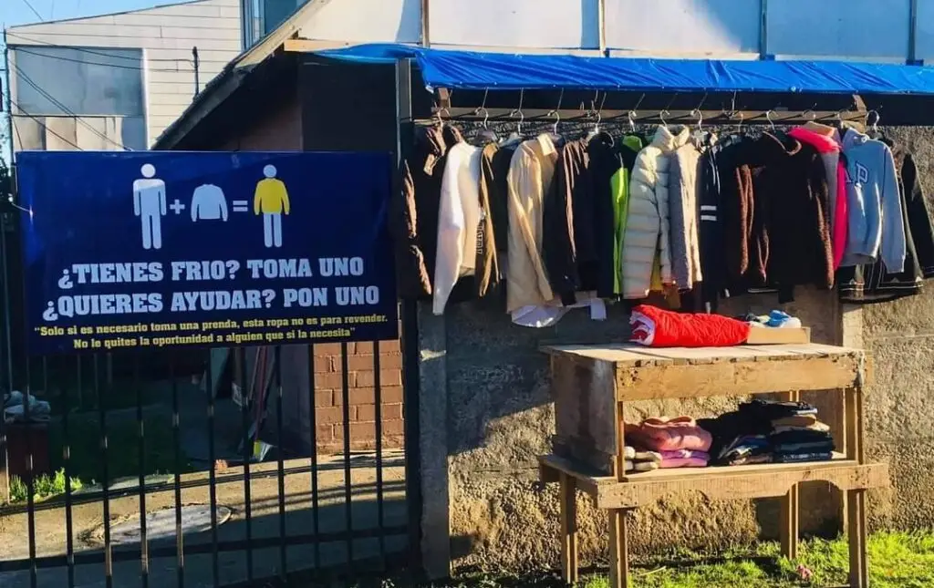 Vecina de Bombero Garrido en Curicó habilitó “Ropero Solidario” para regalar prendas a quienes lo necesiten
