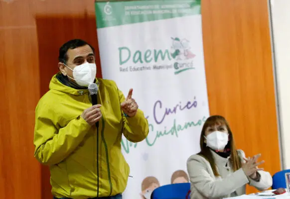 Municipio de Curicó coordina retorno gradual a clases presenciales de jardines, salas cuna y colegios