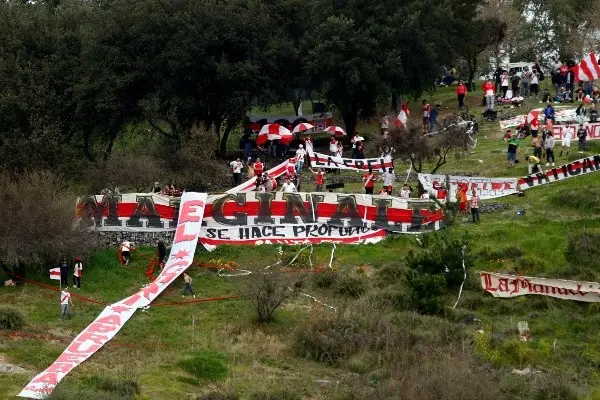 Hinchas podrán subir el Cerro Condell para ver partido de Curicó Unido ante la "U"