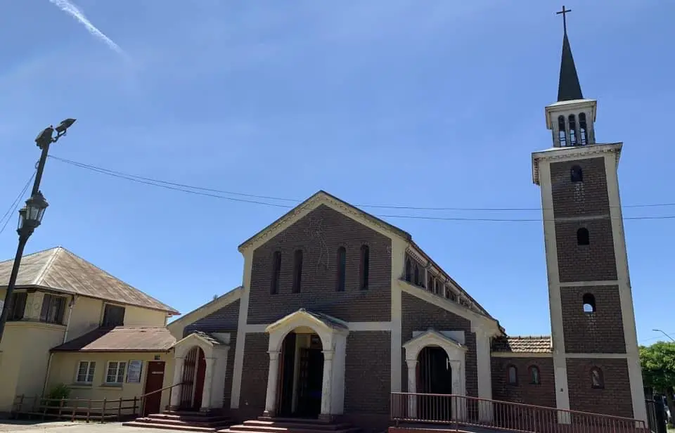 Gritos de vecinos ahuyentaron a delincuentes que asaltaron a mujer cerca de la iglesia El Rosario
