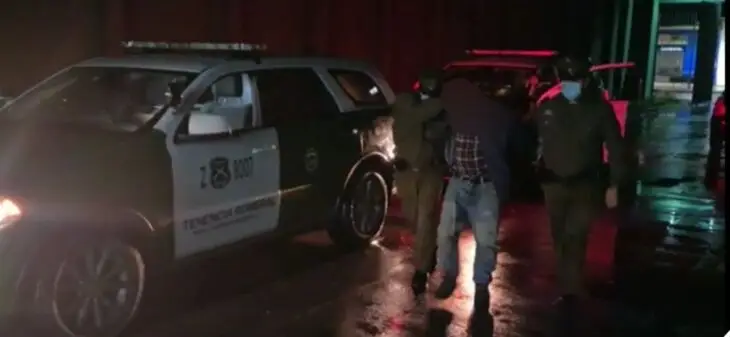 Conductor en presunto estado de ebriedad colisionó y apuñaló a carabinero en Teno