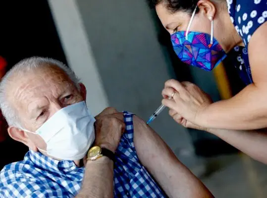 Dirección de Salud de Curicó prepara 2.600 vacunas para iniciar aplicación de dosis de refuerzo contra el Covid-19