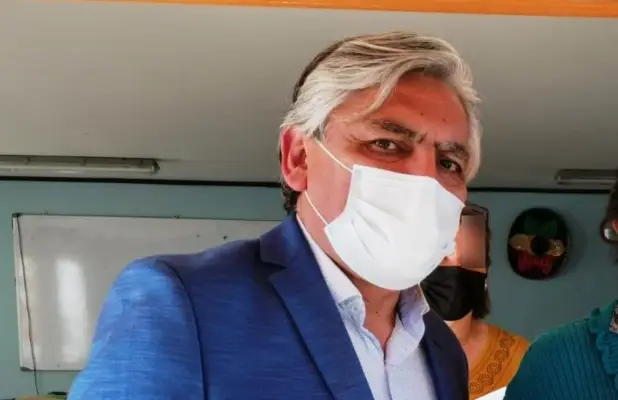 Concejales de Hualañé piden renuncia de administrador municipal que condujo vehículo en estado de ebriedad y chocó una reja