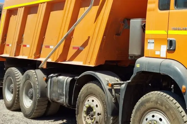 Conductor falleció atrapado bajo camión tolva en Teno