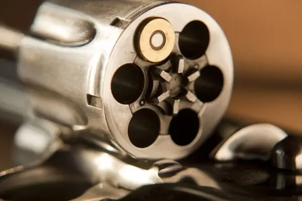 Hombre está en riesgo vital tras jugar a la “ruleta rusa” en Población Prosperidad de Curicó