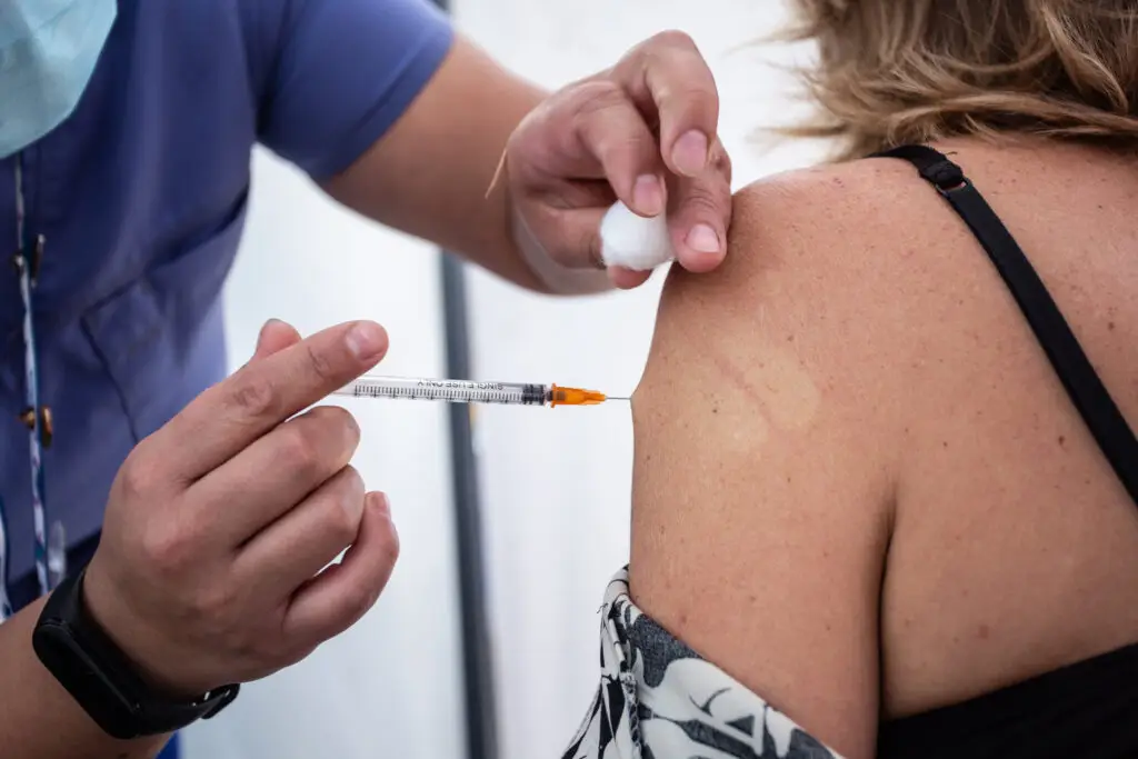 Chile pasó de ser líder en vacunación en pandemia a tener sólo el 17% de su población de riesgo vacunada