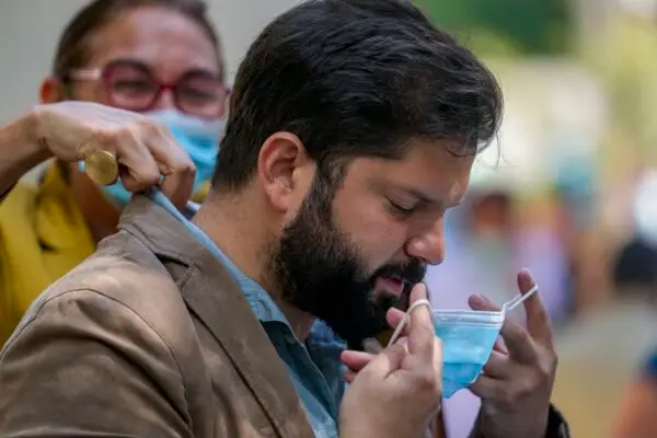 Seremi de Salud multó a Boric con $3,7 millones por incumplir medidas sanitarias durante lanzamiento de campaña