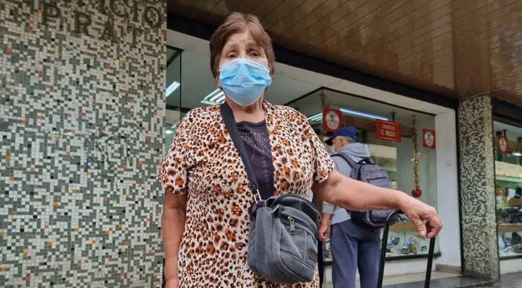 Abuelita ambulante por más de 50 años busca ser reconocida por los curicanos