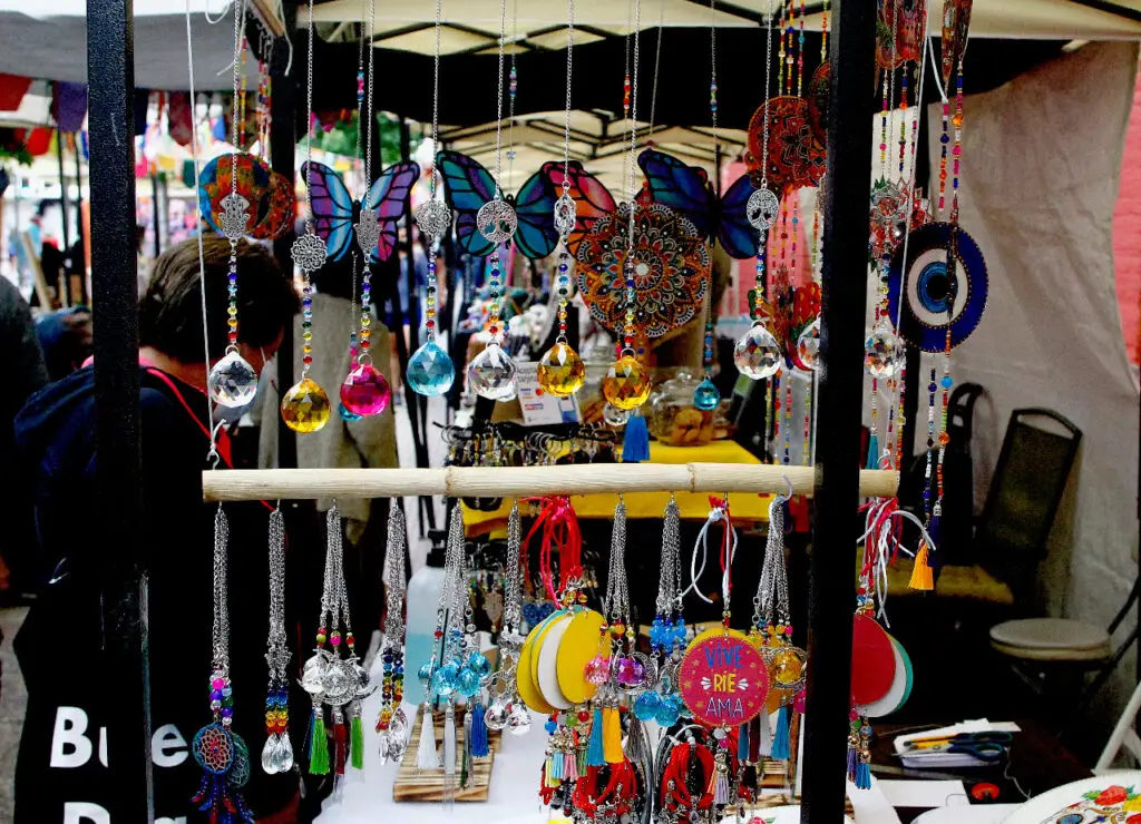 Ferias congregan a más de 200 emprendedores en la Plaza de Armas de Curicó