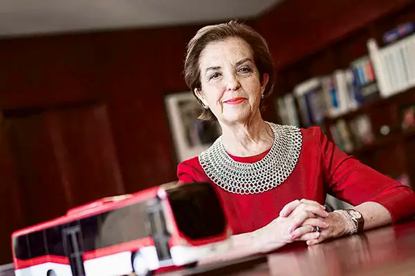Gobierno niega baja frecuencia de transporte público en elecciones y diputado pide renuncia de ministra Gloria Hutt