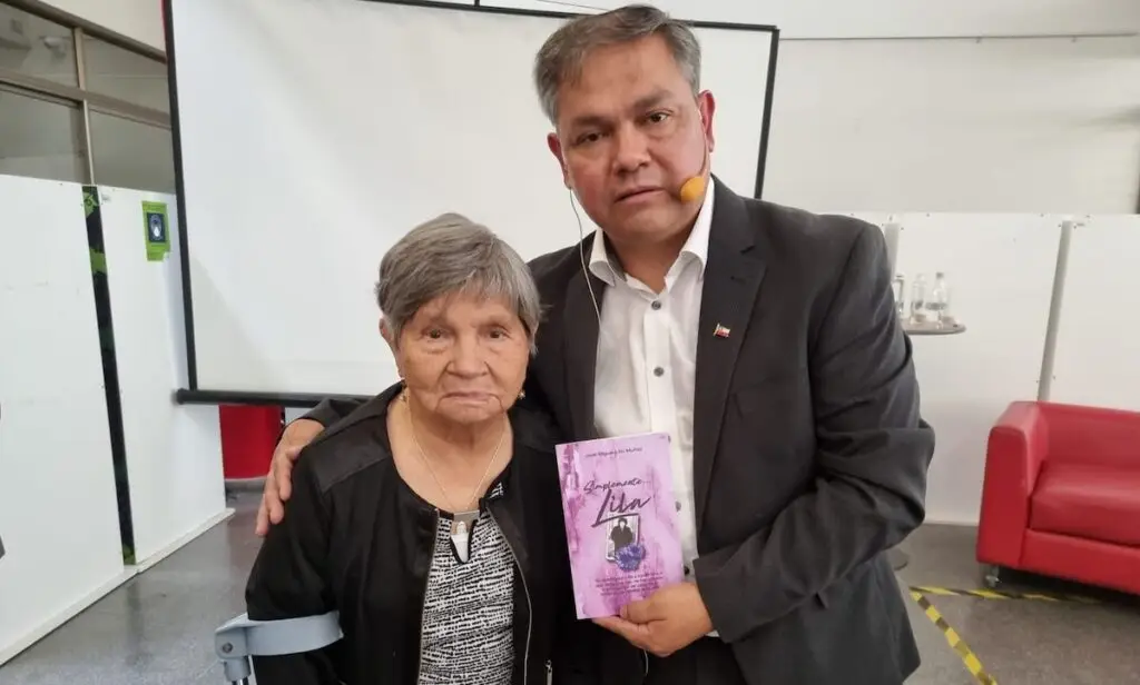 “Simplemente Lila” el libro que dedicó trabajador social curicano a su madre