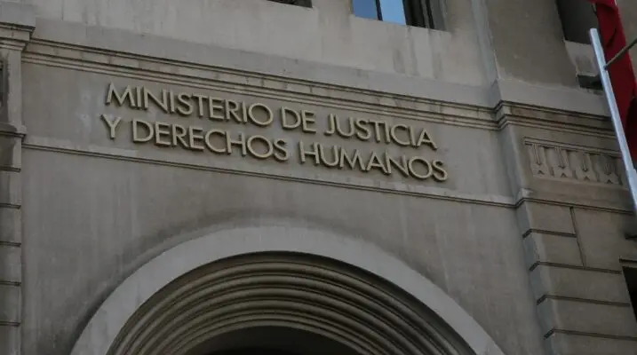 Ministerio de Justicia retira nombramiento como notario de Molina a abogado investigado por falsificar instrumento público