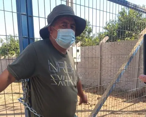 Vecino se encadena a portón por extracción de agua en Putú