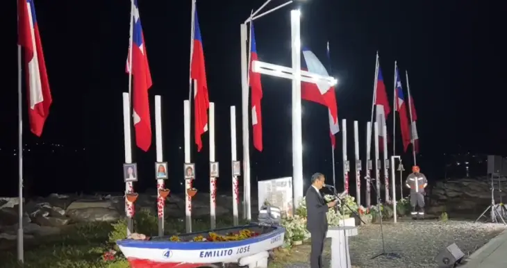 Familiares y autoridades de Constitución recuerdan a víctimas del 27F con ceremonia en Isla Orrego