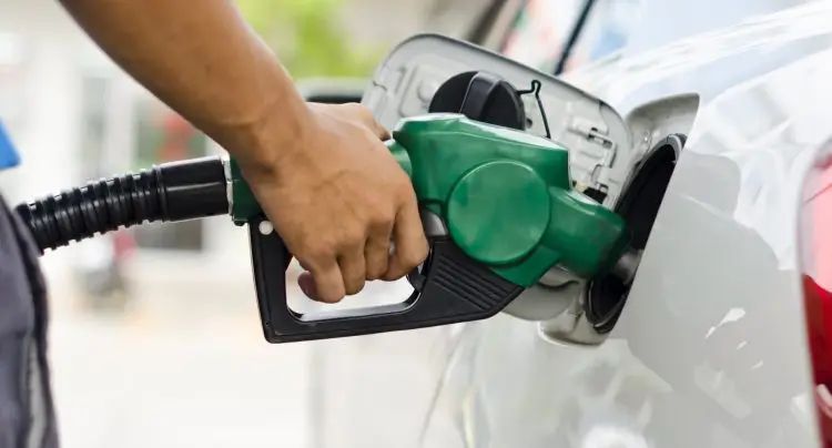 Bencinas registran baja de precios de hasta $20,6 por litro