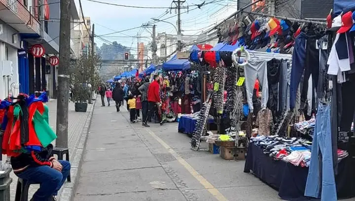 Comerciantes ambulantes se retiran de calle Prat en Curicó y volverán a puestos originales