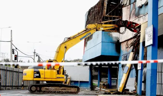 Comenzó demolición de supermercado Líder incendiado en Curicó