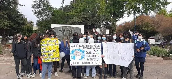 Estudiantes de Santa Cruz exigen medidas de salud mental por muerte de alumno que se autolesionó