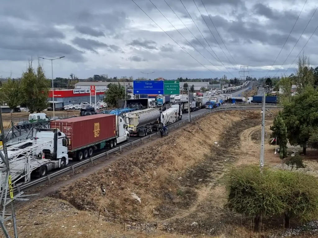 Carabineros lograron desbloqueo de la Ruta 5 frente a Curicó tras paro de camioneros