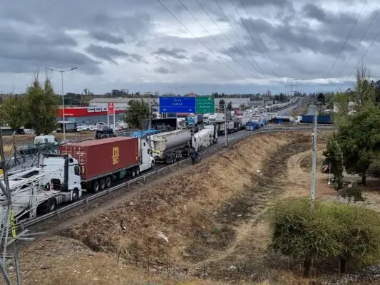 Carabineros lograron desbloqueo de la Ruta 5 frente a Curicó tras paro de camioneros