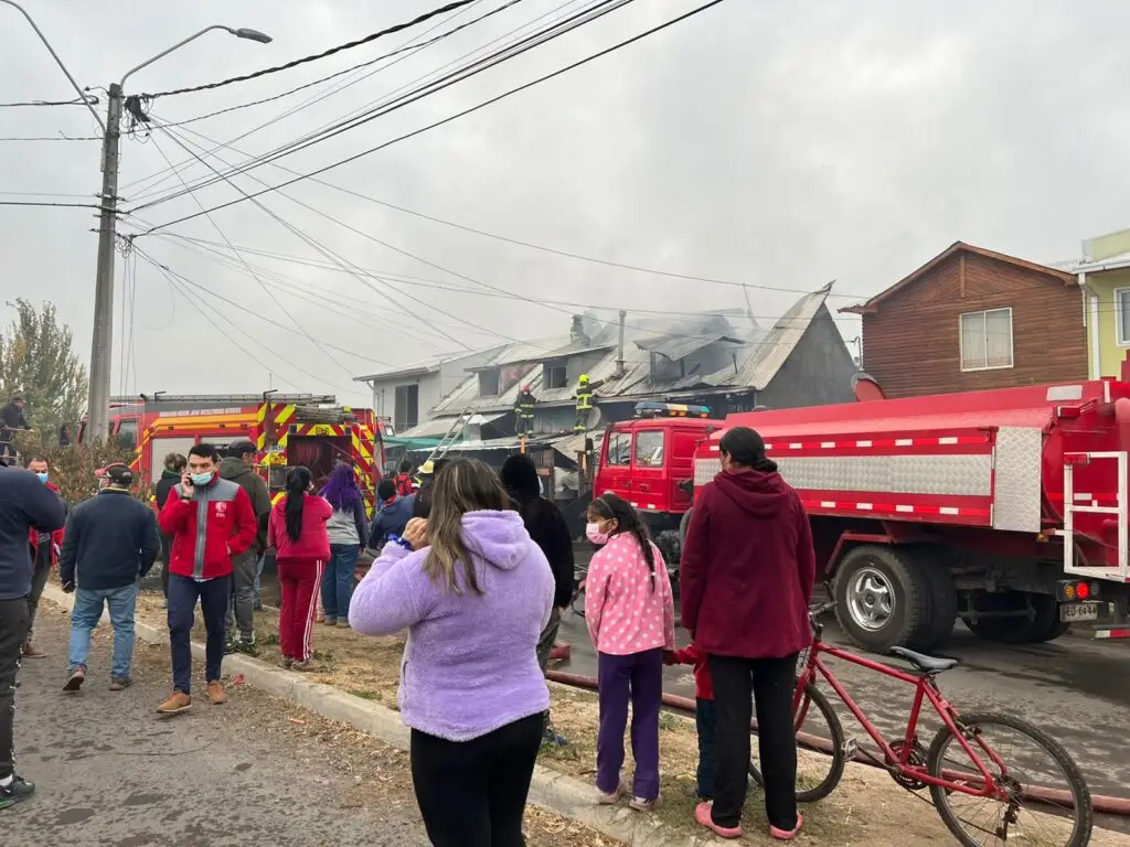 Incendio afectó a cuatro viviendas en la Población Marsellesa de la comuna de Molina