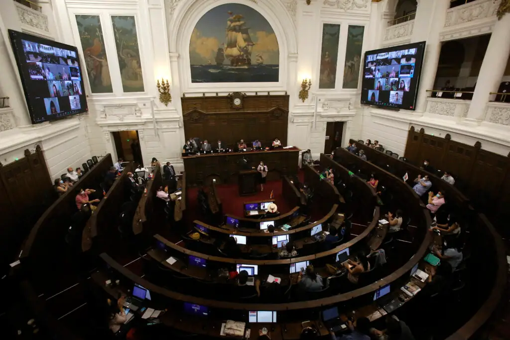 Nueva Constitución: Encuesta revela que 44% votaría Rechazo en plebiscito de salida