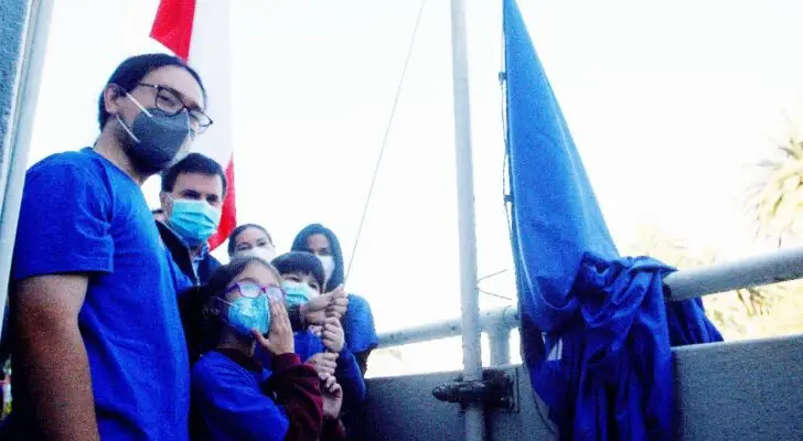 Municipalidad de Curicó izó bandera azul para conmemorar Día de Concientización del Autismo