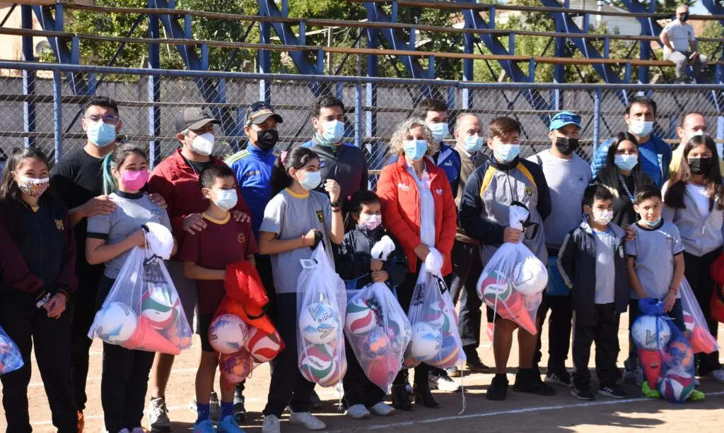 Escolares de Molina celebraron Día Mundial de la Actividad Física con competencias en Estadio Municipal