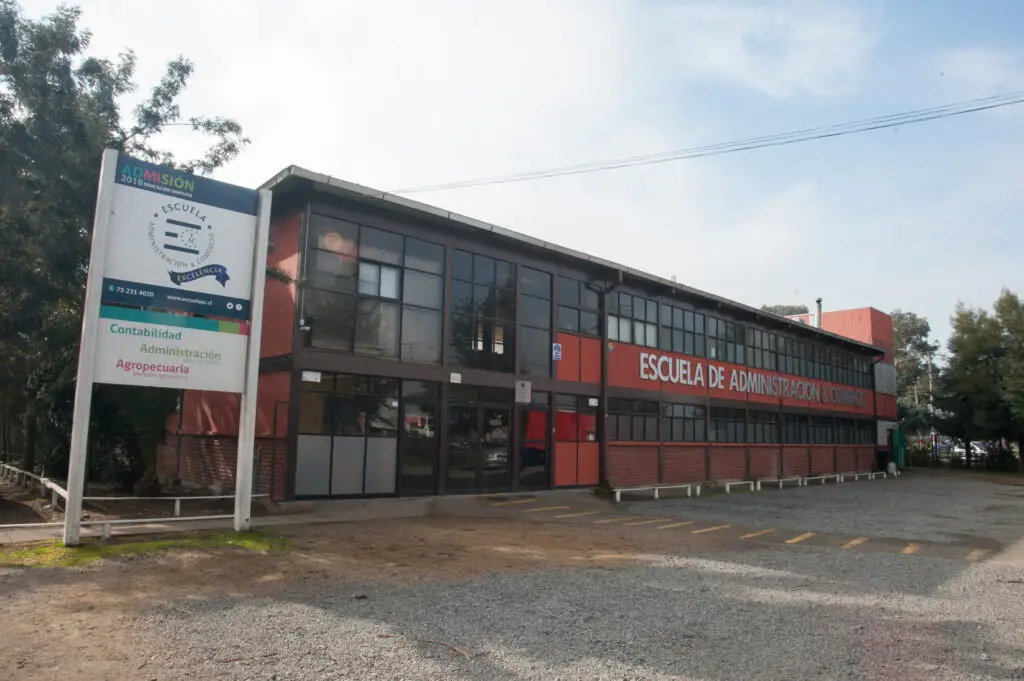 En estado grave alumno que habría sido obligado a inhalar sustancia desconocida en colegio de Sarmiento