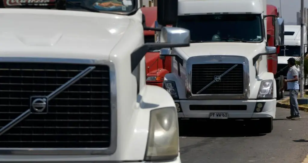 Gremio de camioneros amenazan con "radicalizar" protestas si Gobierno no entrega soluciones
