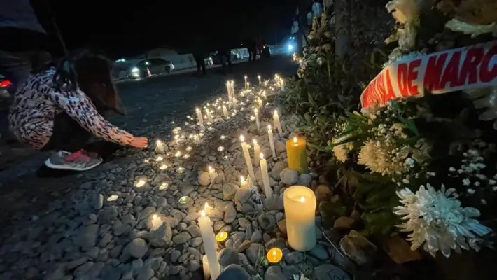 Con velatón vecinos exigen cumplimiento de promesas en Isla de Marchant