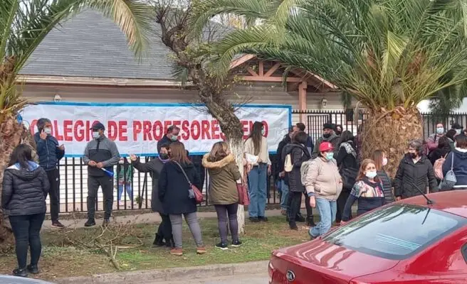 Profesores y asistentes de la educación de Teno realizan paro por 24 horas