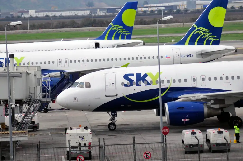 Sujeto que grabó bajo la falda de azafata no podrá volar por un año en Sky Airline