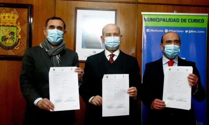 Municipio de Curicó firmó convenio con Conservador de Bienes Raíces para agilizar trámites
